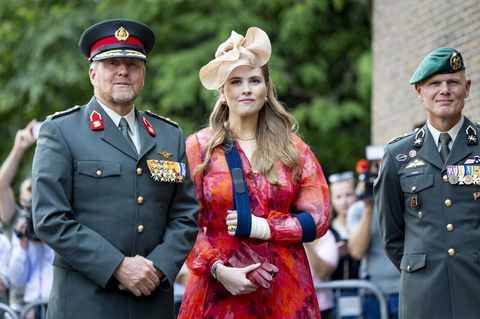 König Willem-Alexander der Niederlande und seine Tochter Prinzessin Amalia treffen auf dem Paradeplatz der Prinz-Bernhard-Kasern