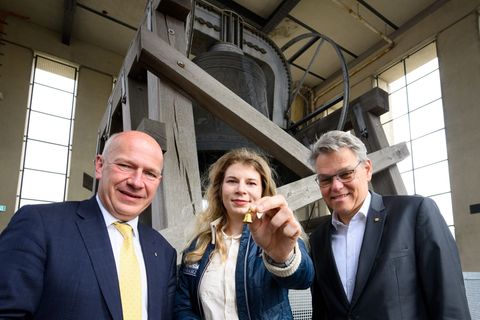 Rabea Rogge (Mitte) flog im April als erste deutsche Frau ins Weltall. Foto: Bernd von Jutrczenka/dpa