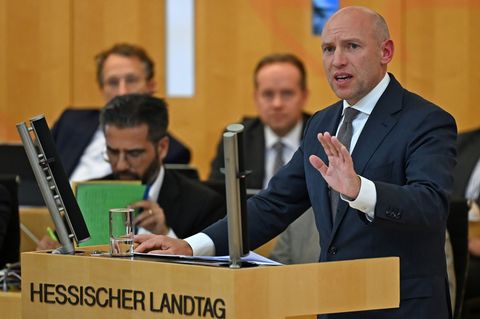 Minister Pentz warb im Landtag für sein geplantes Bürokratieabbaugesetz. Foto: Michael Brandt/dpa