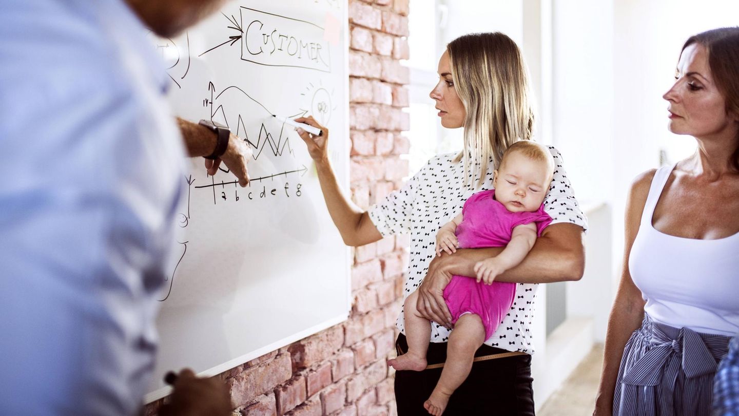 Wer sein Baby im Büro dabeihaben will, muss das vorher abklären