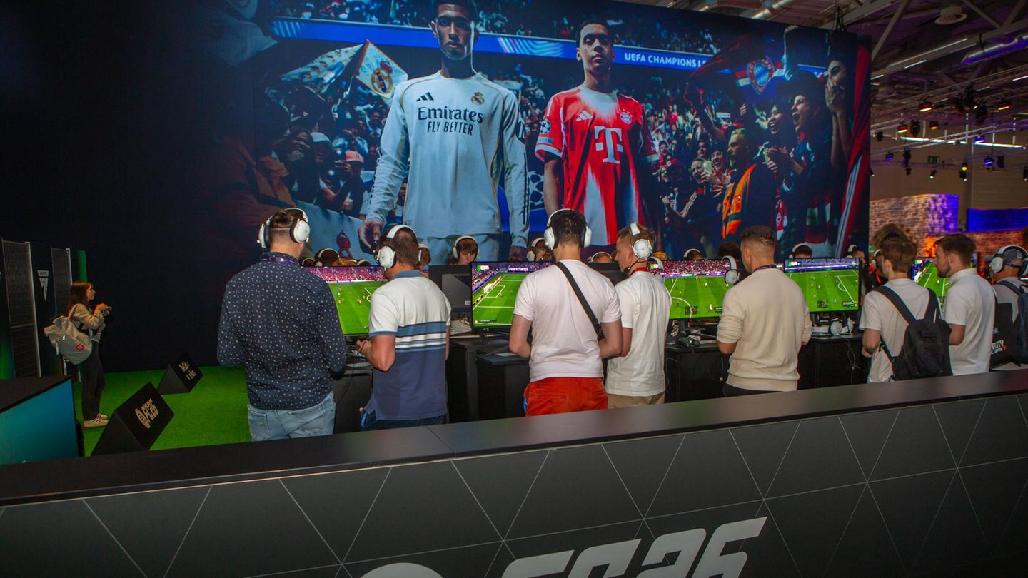 EA präsentiert auf der Gamescom in Köln das neue Spiel "EA Sports FC" auf großem Bildschirm