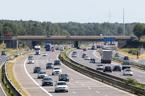 Zwei Männer sollen Gegenstände von Autobahnbrücken geworfen haben und sind deshalb nun wegen versuchten Mordes angeklagt. Foto: