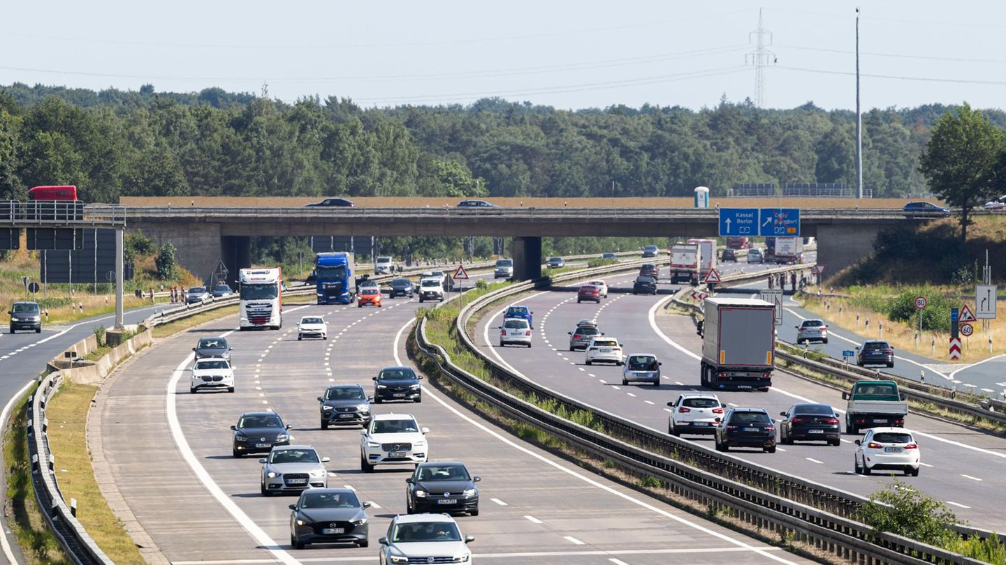 Zwei Männer sollen Gegenstände von Autobahnbrücken geworfen haben und sind deshalb nun wegen versuchten Mordes angeklagt. Foto: