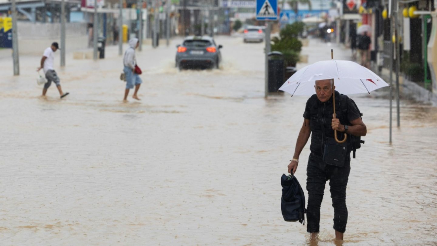 Eine überschwemmte Straße in Ibiza