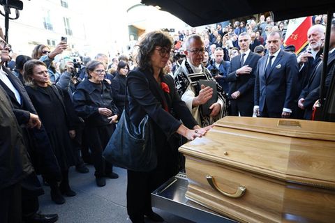 Tochter Claudia Squitieri verabschiedet sich von ihrer Mutter Claudia Cardinale.