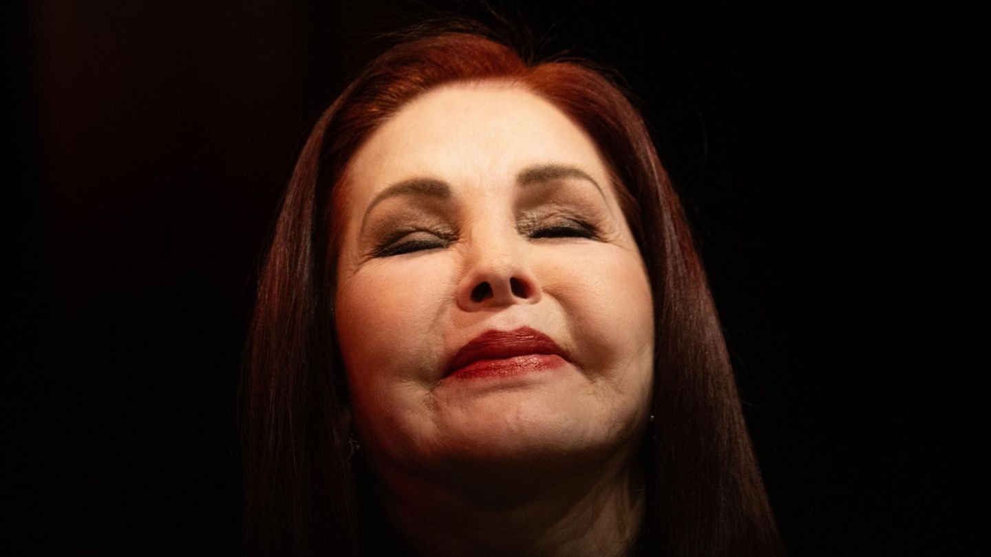 Priscilla Presley lächelt mit geschlossenen Augen