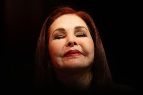 Priscilla Presley lächelt mit geschlossenen Augen