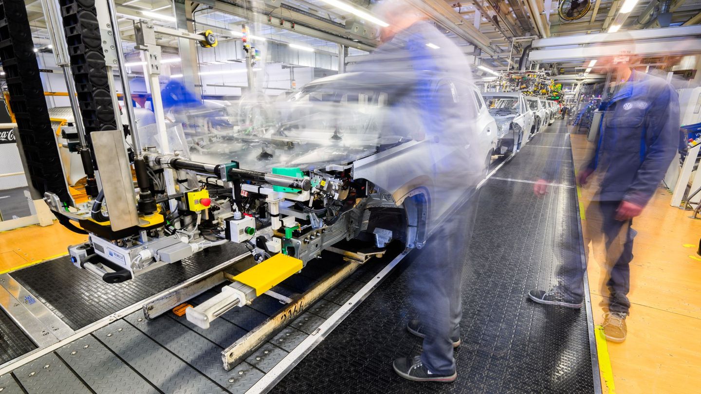 Bei unentschuldigtem Fehlen droht auch bei VW die Kündigung. (Archivbild) Foto: Julian Stratenschulte/dpa