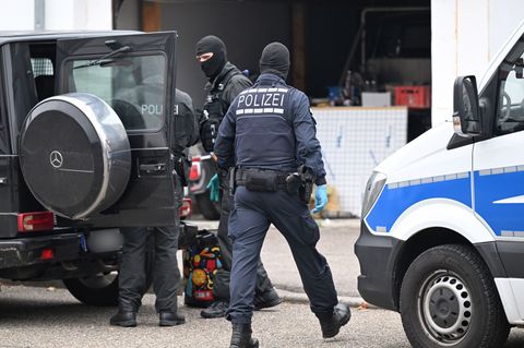 Auch in Weil der Stadt bei Stuttgart waren die Beamten im Einsatz. Foto: Bernd Weißbrod/dpa