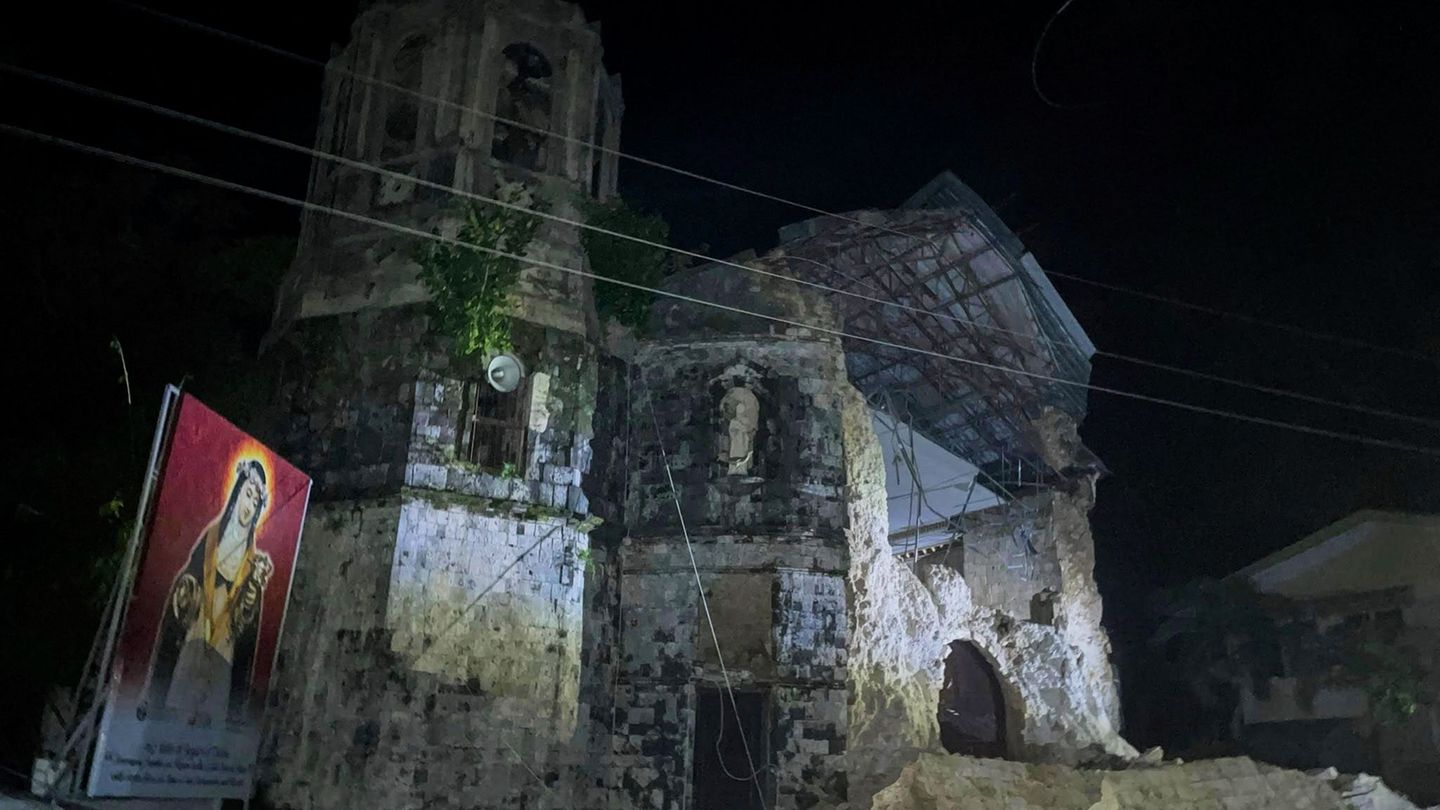 Bei dem Erdbeben wurde auch eine Kirche beschädigt. Foto: Stringer/XinHua/dpa
