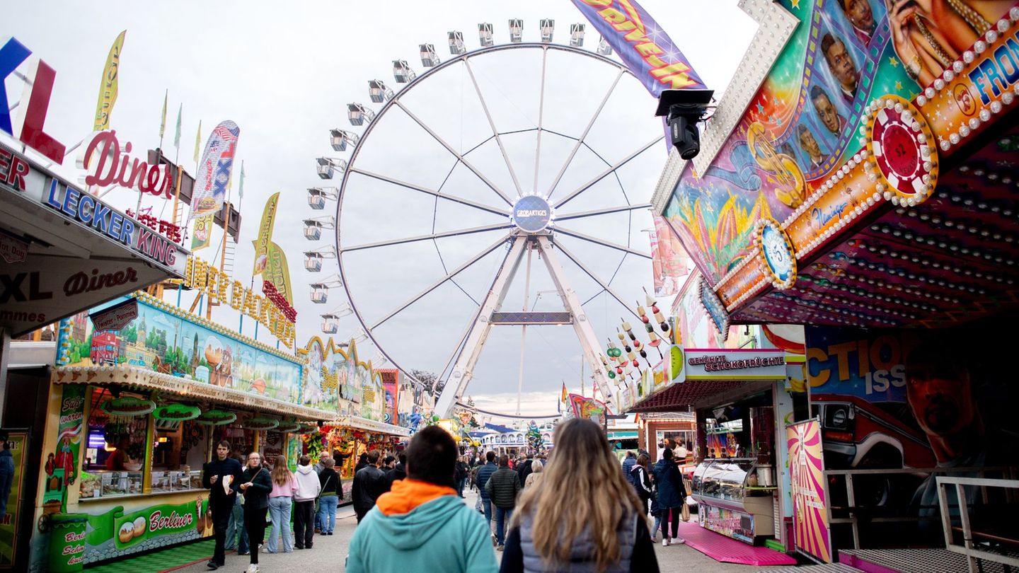 Kurzes Innehalten auf dem Kramermarkt in Oldenburg in Gedenken an die schreckliche Tat vom Vortag. Foto: Hauke-Christian Dittric
