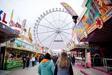 Kurzes Innehalten auf dem Kramermarkt in Oldenburg in Gedenken an die schreckliche Tat vom Vortag. Foto: Hauke-Christian Dittric