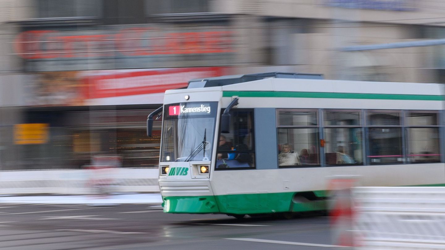 Die Straßenbahn kam trotz Gefahrenbremsung nicht mehr rechtzeitig zum Stehen. (Symbolbild) Foto: Klaus-Dietmar Gabbert/dpa