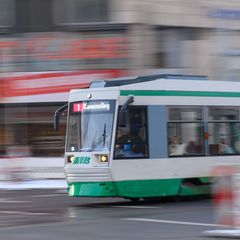 Die Straßenbahn kam trotz Gefahrenbremsung nicht mehr rechtzeitig zum Stehen. (Symbolbild) Foto: Klaus-Dietmar Gabbert/dpa