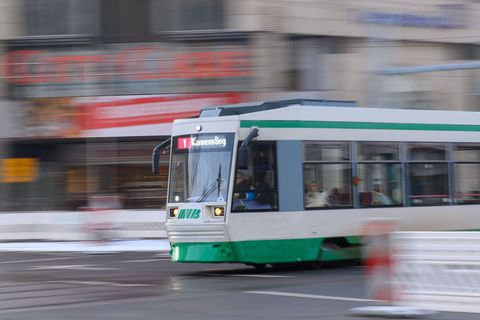 Die Straßenbahn kam trotz Gefahrenbremsung nicht mehr rechtzeitig zum Stehen. (Symbolbild) Foto: Klaus-Dietmar Gabbert/dpa