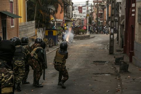 Polizisten feuern Gummigeschosse auf Demonstranten in Antananarivo