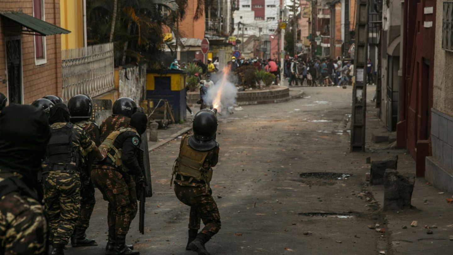 Polizisten feuern Gummigeschosse auf Demonstranten in Antananarivo