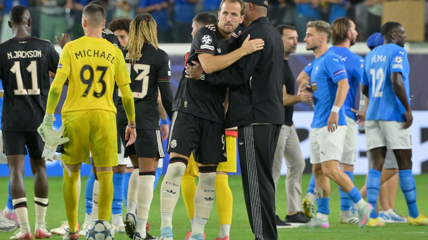 Harry Kane klatscht mit Trainer Kompany ab. Foto: Peter Kneffel/dpa