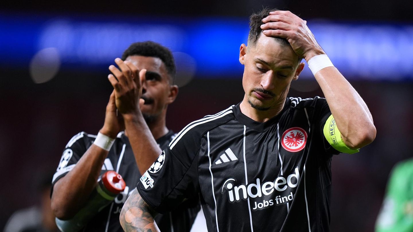 Robin Koch von Eintracht Frankfurt sieht enttäuscht aus nach der Niederlage gegen Atlético Madrid in der Champions League