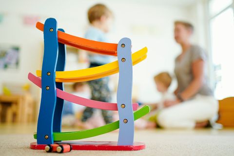 Bei dem Projekt in Angermünde geht es auch um das spielerische Erlernen der deutschen Sprache. (Symbolbild) Foto: Uwe Anspach/dp