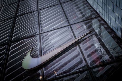 Das Nike-Geschäft erholt sich - doch die Belastung durch die US-Zölle wird größer. (Archivbild) Foto: Michael Kappeler/dpa