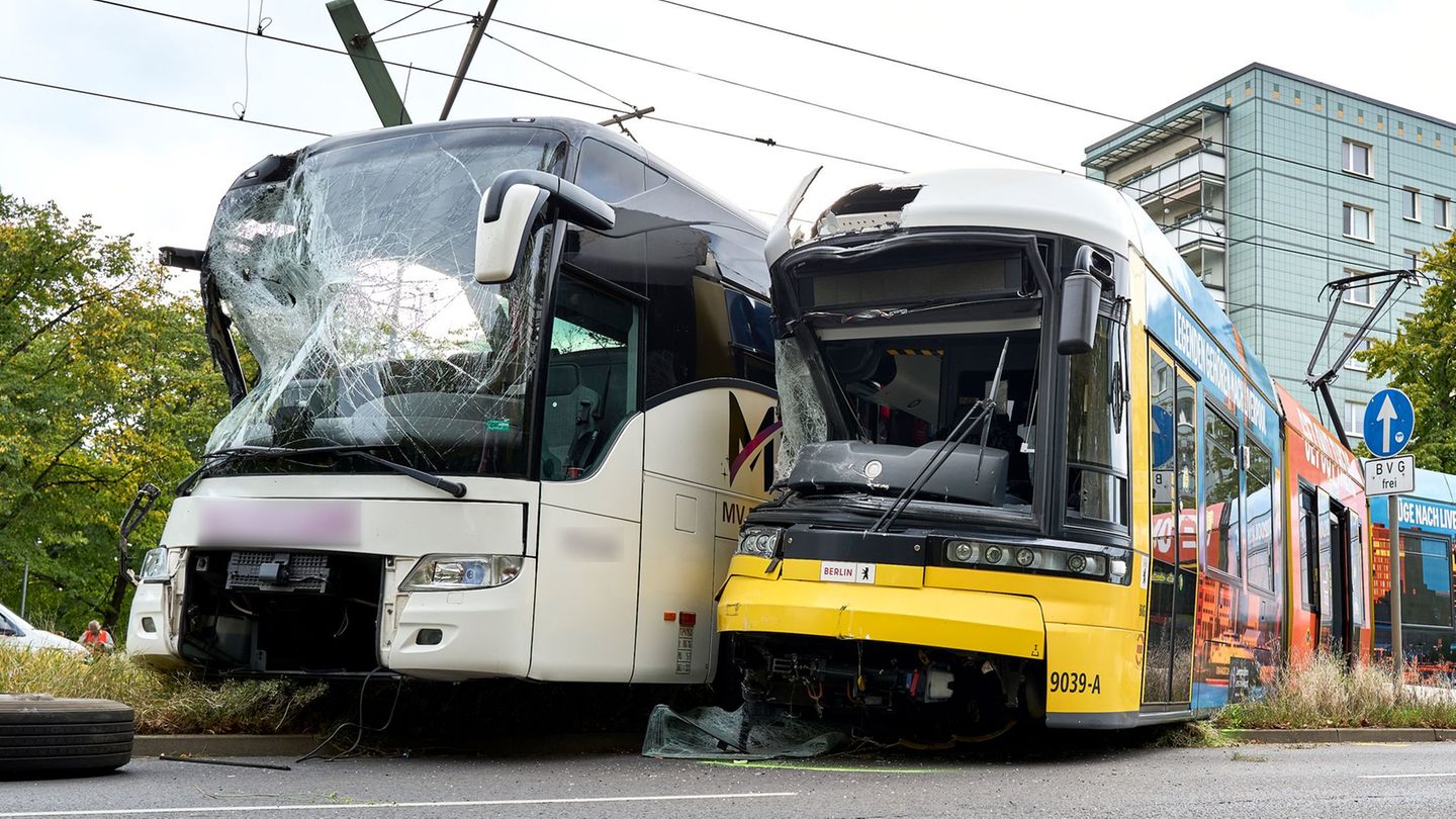 Reisebus und Straßenbahn wurden bei dem Unfall zerstört. Foto: Michael Ukas/dpa