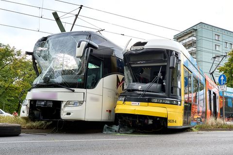 Reisebus und Straßenbahn wurden bei dem Unfall zerstört. Foto: Michael Ukas/dpa