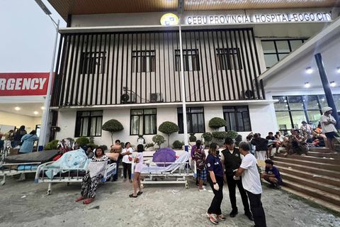 Nach dem Beben gibt es zahlreiche Verletzte, die versorgt werden müssen. Foto: Uncredited/AP/dpa