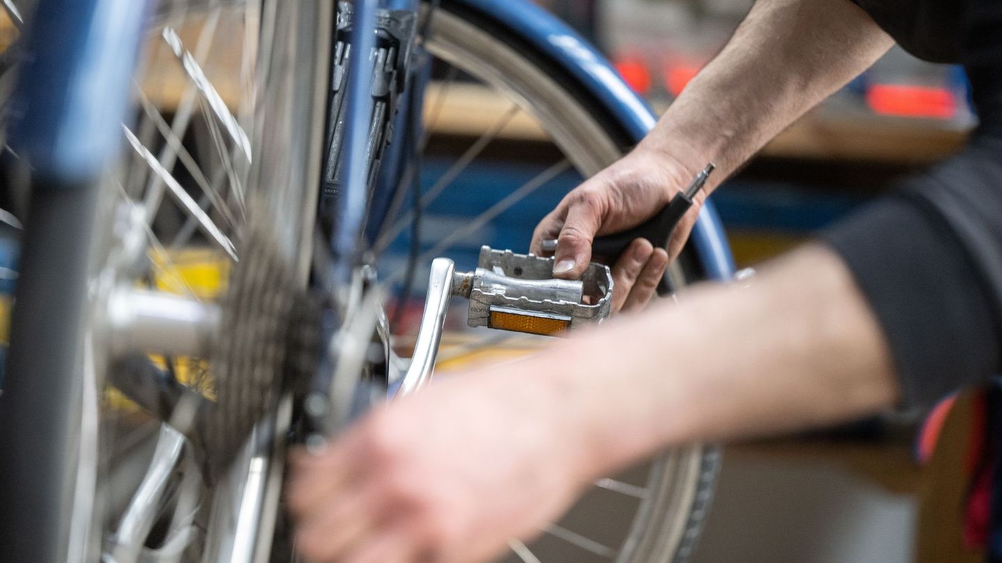 In der Fahrradwerkstatt des Vereins Rückenwind bringen sich Freiwillige aus der ganzen Welt das Fahrradschrauben bei. (Symbolbil