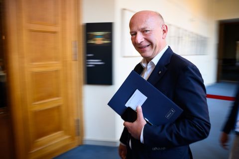 Berlins Regierender Bürgermeister Kai Wegner (CDU) zeichnet verdiente Berlinerinnen und Berliner mit dem Landesorden aus. (Archi