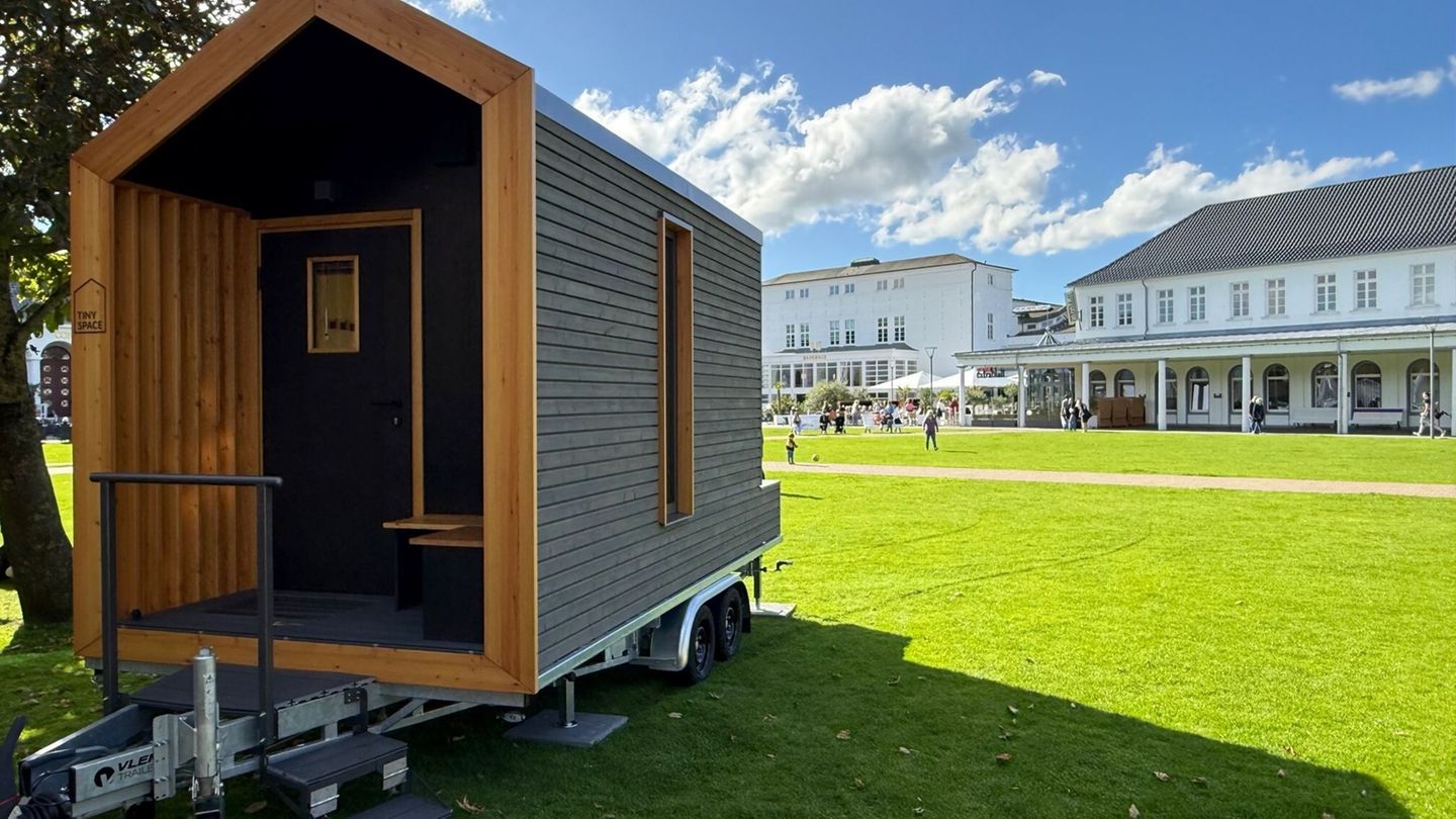 Die Tiny Houses bieten einen Blick auf den Kurpark von Norderney. Foto: Volker Bartels/dpa