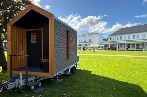 Die Tiny Houses bieten einen Blick auf den Kurpark von Norderney. Foto: Volker Bartels/dpa