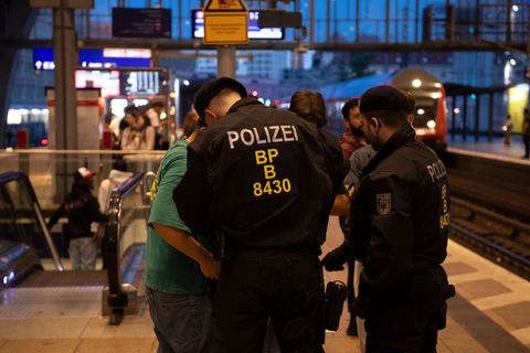 Die Bundespolizei erlässt ein Waffenverbot auf 15 Bahnhöfen in Berlin im Oktober, Kontrollen sollen so einfacher werden. (Archiv