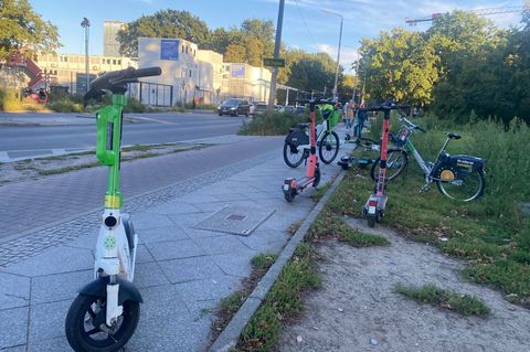 E-Roller verschiedener Anbieter liegen und stehen auf dem Gehweg in Berlin-Kreuzberg. (Symbolbild) Foto: Anja Mia Neumann/dpa