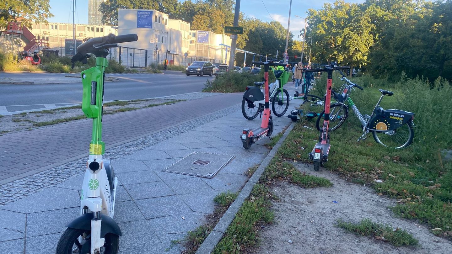 E-Roller verschiedener Anbieter liegen und stehen auf dem Gehweg in Berlin-Kreuzberg. (Symbolbild) Foto: Anja Mia Neumann/dpa