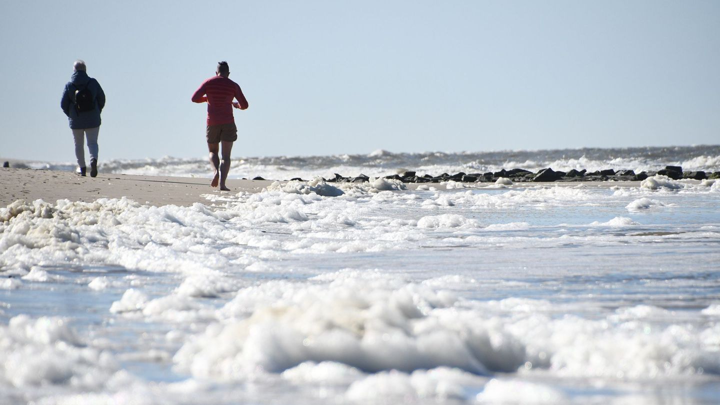 Besonders im Herbst und Winter nehmen die Stürme auf Sylt zu. (Symbolbild) Foto: Lea Albert/dpa