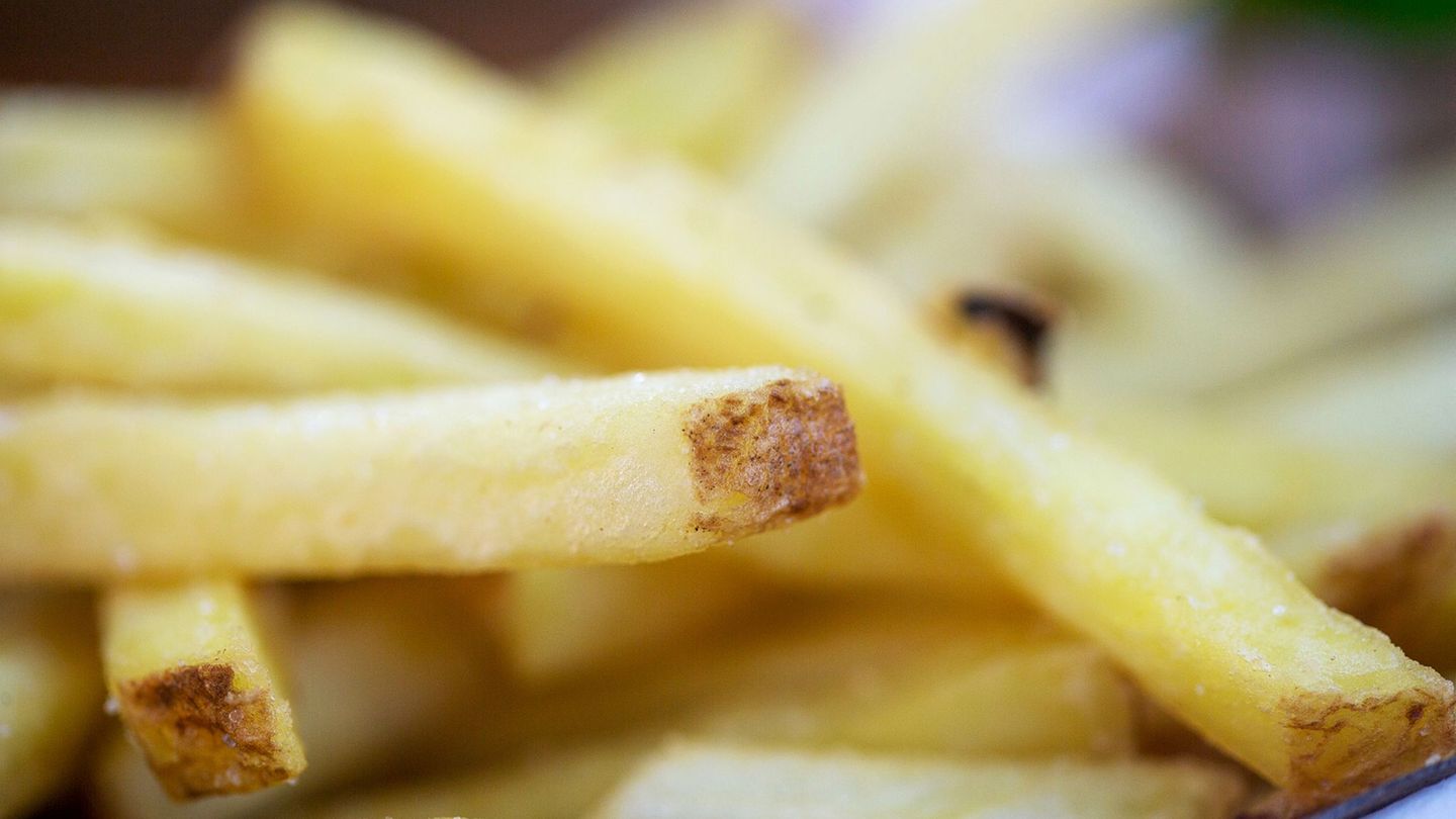 Ungesunde Lebensmittel werden in Großbritannien nicht mehr im Internet beworben. Im Fernsehen darf die Junk-Food-Werbung erst ab