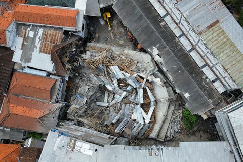Von der Schule sind nur noch Trümmer übrig. Foto: Trisnadi/AP/dpa