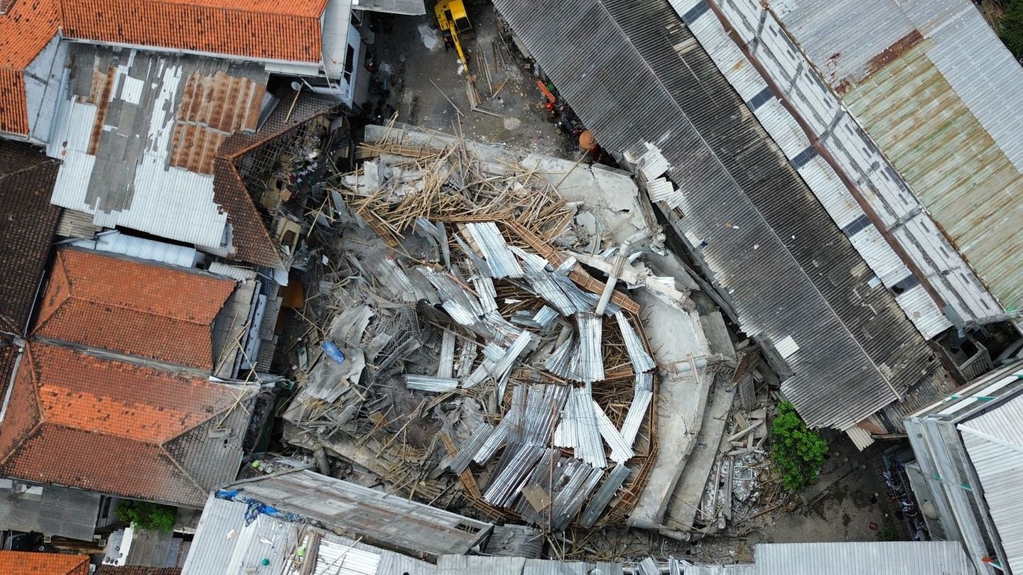 Von der Schule sind nur noch Trümmer übrig. Foto: Trisnadi/AP/dpa