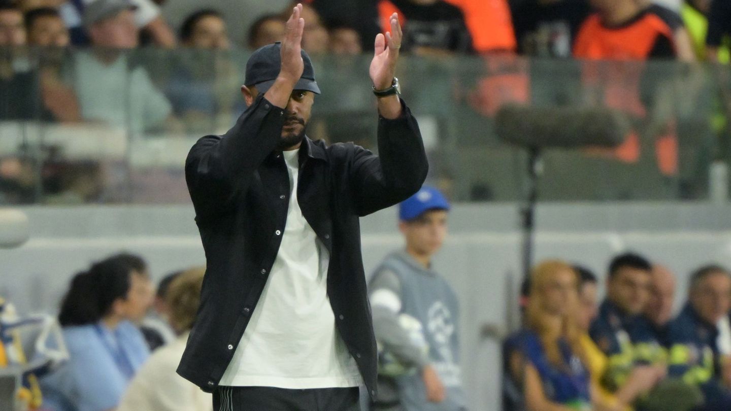 Vincent Kompany applaudiert seiner Mannschaft beim 5:1 gegen Pafos. Foto: Peter Kneffel/dpa