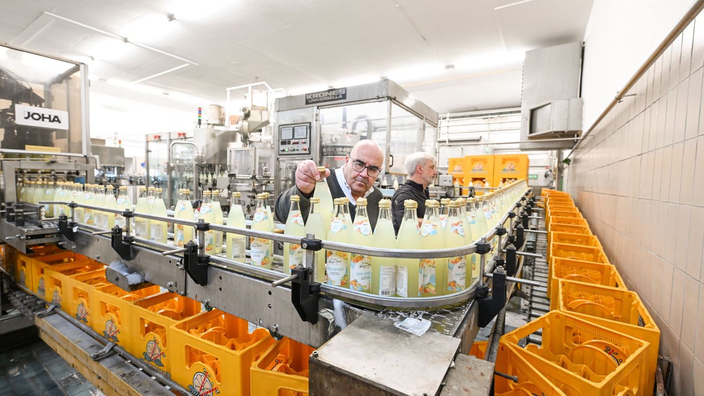 Neben Bier produziert die Brauerei auch Limo - ein gutes Drittel der Produktion ist inzwischen alkoholfrei. Foto: Felix Kästle/d