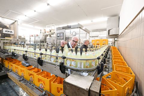 Neben Bier produziert die Brauerei auch Limo - ein gutes Drittel der Produktion ist inzwischen alkoholfrei. Foto: Felix Kästle/d
