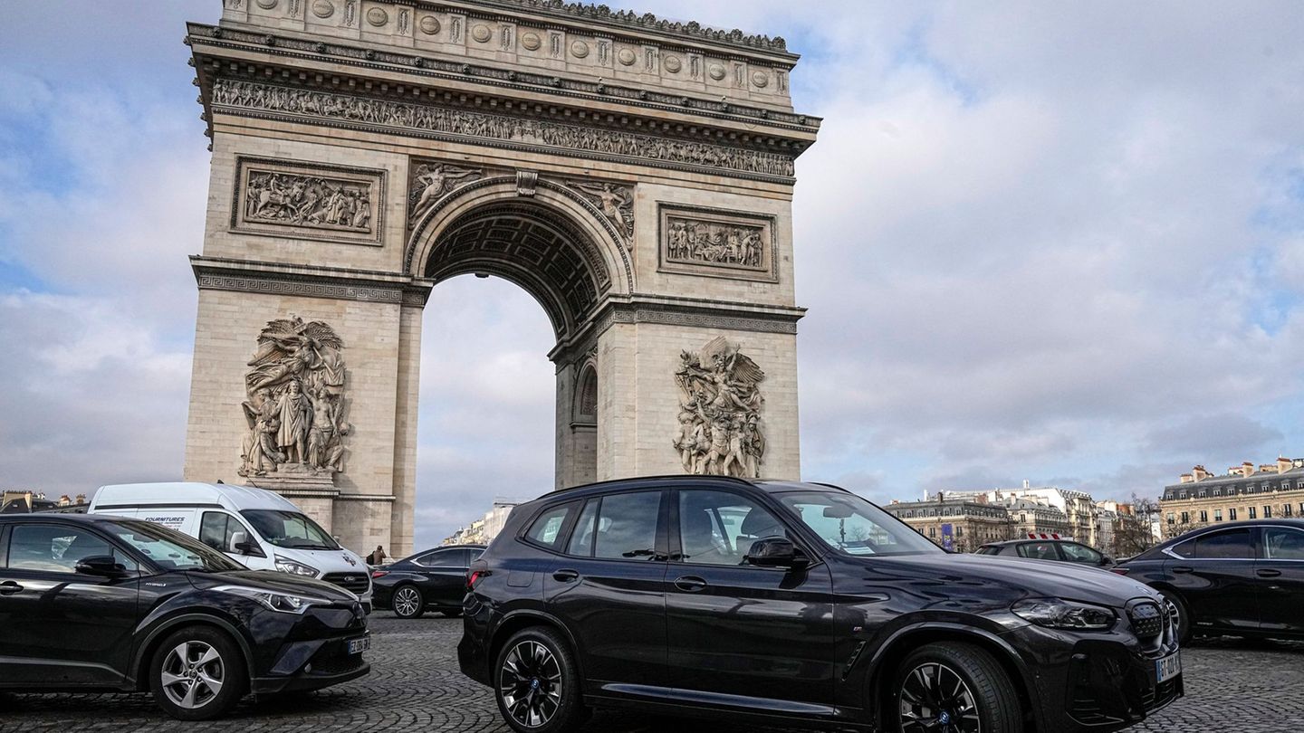 SUVs zahlen in Paris deutlich höhere Parkgebühren. (Archivbild) Foto: Michel Euler/AP/dpa