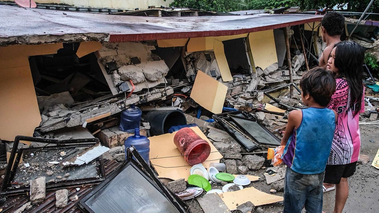 Viele Gebäude stürzten bei den schweren Erdstößen ein. Foto: Uncredited/AP/dpa
