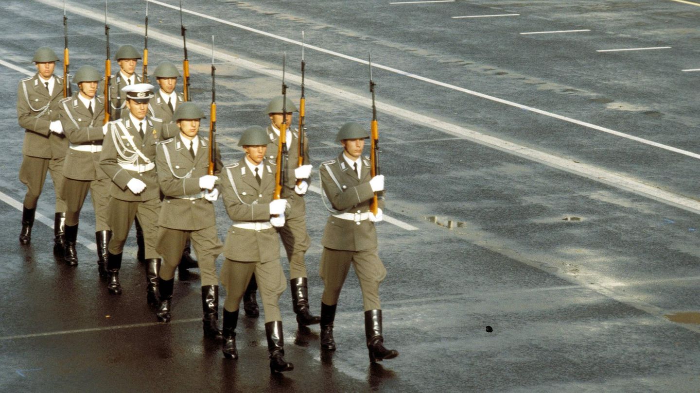 Soldaten der Nationalen Volksarmee (NVA) marschieren anlässlich des Nationalfeiertages der DDR 1983 auf der Straße