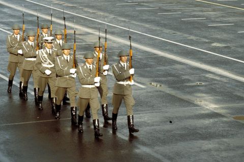 Soldaten der Nationalen Volksarmee (NVA) marschieren anlässlich des Nationalfeiertages der DDR 1983 auf der Straße