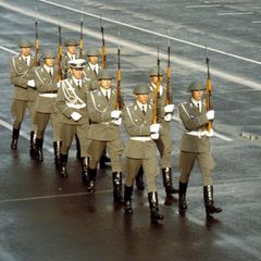Soldaten der Nationalen Volksarmee (NVA) marschieren anlässlich des Nationalfeiertages der DDR 1983 auf der Straße
