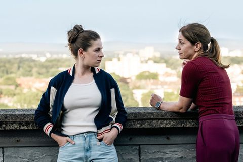 "David und Goliath: Wahrheit oder Pflicht": Veronika Jelinek (Ulrike Tscharre, r.) spricht mit Dina Schwarz (Lou Strenger) auf