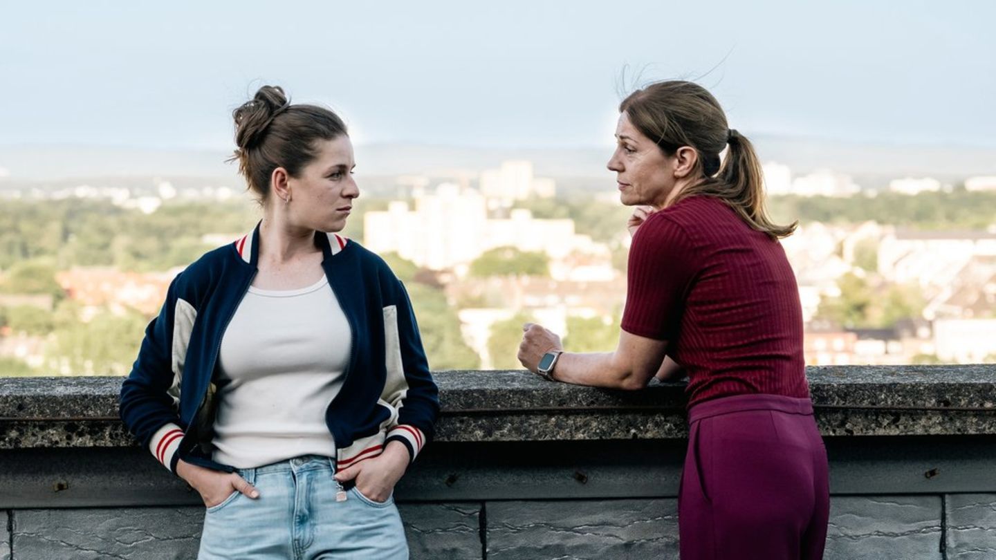 "David und Goliath: Wahrheit oder Pflicht": Veronika Jelinek (Ulrike Tscharre, r.) spricht mit Dina Schwarz (Lou Strenger) auf