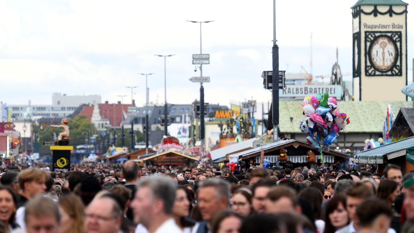 Bewölkt und regnerisch soll das letzte Wiesn-Wochenende 2025 laut DWD werden. (Archivbild) Foto: Felix Hörhager/dpa